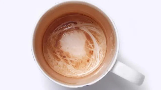 Çay və qəhvə fincanın içində ləkə qoyduğu qədər, dişləri də ləkələyir