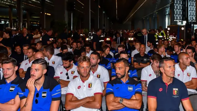 Cenaze törenine katılan futbolcular