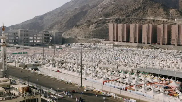 Jemaah bermalam di Mina sebelum wukuf di Padang Arafah.