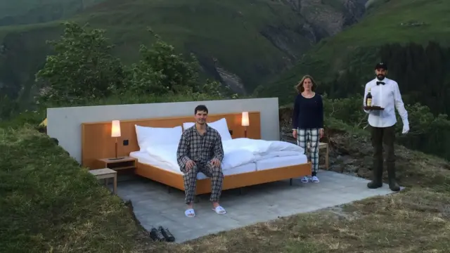 Los granjeros locales se turnan para hacer de camareros.