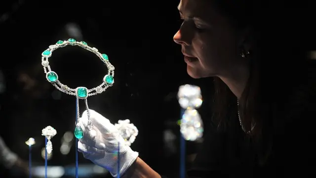 С ростом народного недовольства тускнеет блеск бриллиантов в колье