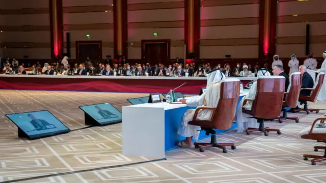 দোহাতে শান্তি আলোচনার একটি মুহুর্ত