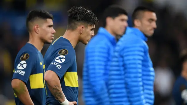 Jugadores de Boca Juniors apenados por la derrota en la final de la Copa Libertadores