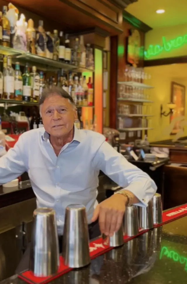 Luis Gomes no bar de seu restaurante, Via Brasil