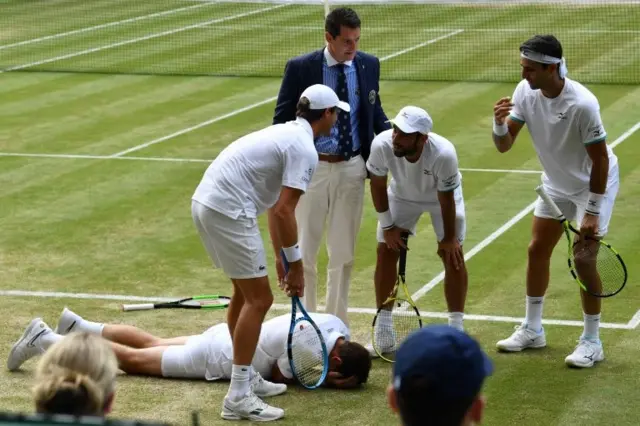 Mahut tendido en la cancha