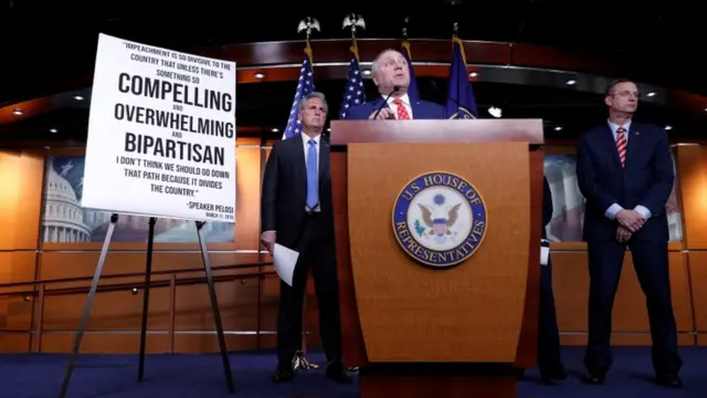 Республиканцы принесли на пресс-конференцию плакат с цитатой лидера демократов Нэнси Пелоси, сказавшей как-то, что процесс импичмента разделяет страну