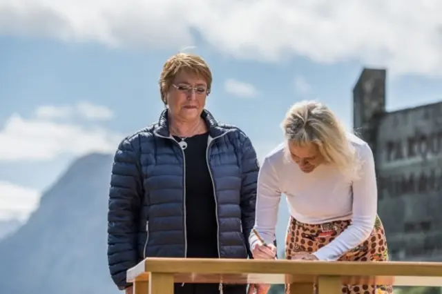 คริสติน แม็คดิวิต ทอมป์กินส์, ดั๊ก ทอมป์กินส์, ชิลี, บริจาค, ที่ดิน, อุทยานแห่งชาติ, เดอะนอร์ธเฟซ, มิเชลล์ บาเชเล็ตต์, ประธานาธิบดี