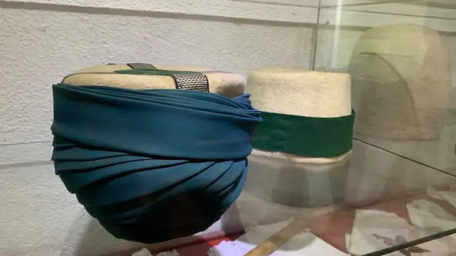 Derviške kape takođe kriju simboliku. One su u obliku turbeta ili groba ispod kog se sahranjuje ego