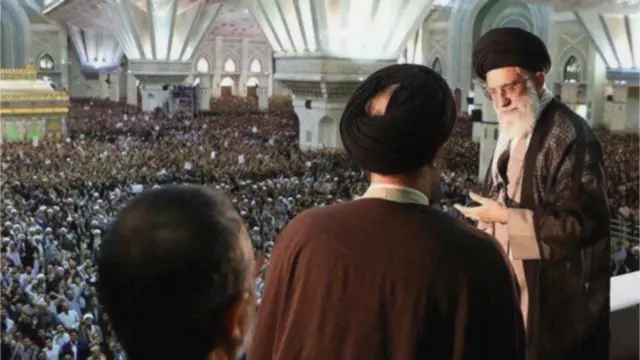 آیت الله خامنه ای در سالگرد درگذشت بنیانگذار جمهوری اسلامی که شروع رهبری خود اوست، در آرامگاه آیت الله خمینی سخنرانی می کند