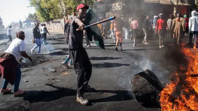 Aworan awọn ọmọ Southa Afrika to n koju ọlọpaa