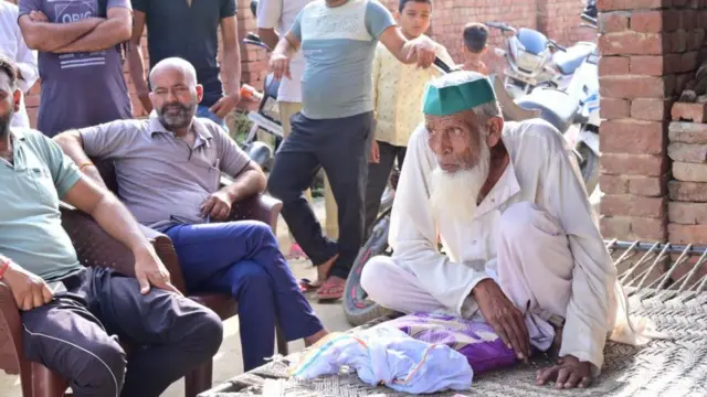 ఇర్షాద్ ఇంటికి వస్తోన్న జనాలు