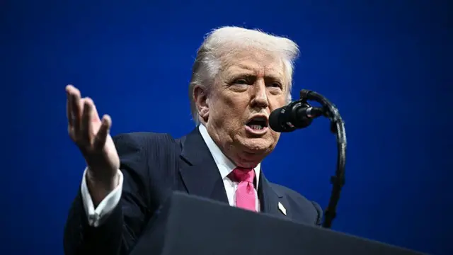 Donald Trump kürsüde konuşma yapıyor.