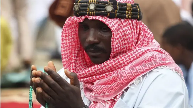 Waumini wa dini ya Kiislamu hufanya ibada ya alfajiri siku ya edi ul Fitr mwezi unapoonekana