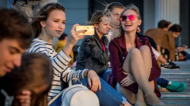 Jóvenes en una plaza de Moscú