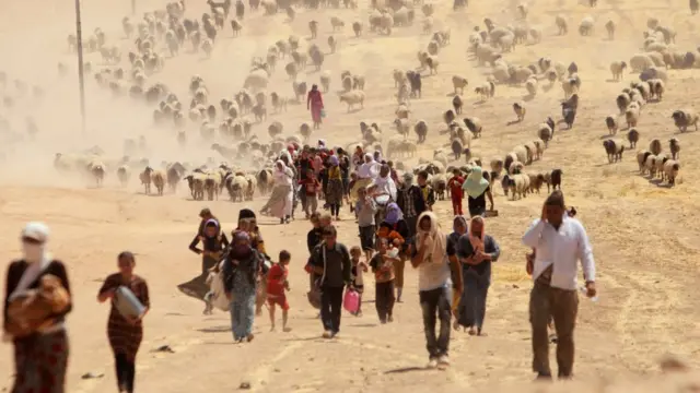 موجات من اللاجئين السوريين في الصحراء