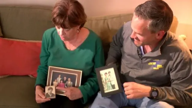 குரங்கு காணமல் போனதற்கு காரணம் தங்கள் குடும்ப குடும்பத்தலைவர்தான் காரணம் என்று மேயரும் அவரது தாயும் குற்றம் சாட்டுகின்றனர்.