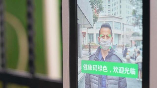 在中國內地，從居住的小區，到工作所在的公司大樓，許多地方都需要民眾出示代表健康的綠色碼才允許他們進出。