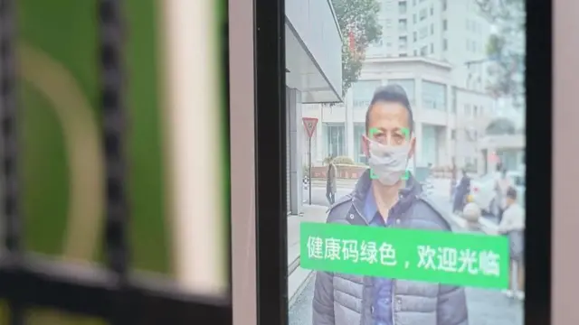在中国内地,从居住的小区,到工作所在的公司大楼,许多地方都需要民众出示代表健康的绿色码才允许他们进出。