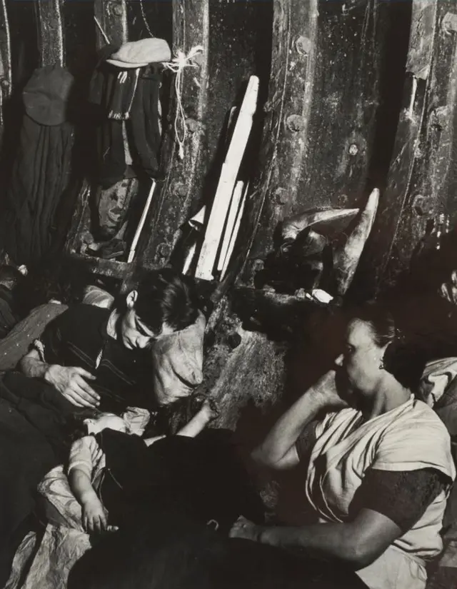 Билл Брандт "Станция метро в лондонском Ист-Энде" (1940)