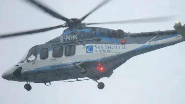 一架空中快线AW139型直升机在雨中从香港港澳码头起飞前往澳门（BBC中文图片13/6/2018）