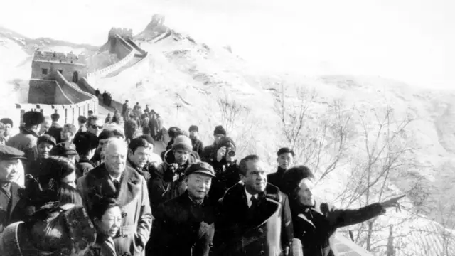 1972માં રિચાર્ડ નિક્સનની ચીન મુલાકાત વખતે ચીનની દિવાલ પર ડેલિગેશન સાથે