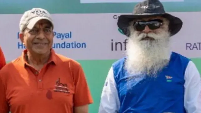 સદગુરુ સાથે ગોલ્ફ રમતા દિનેશ ત્રિવેદી