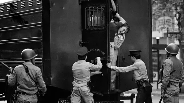 Detienen hombre durante regimen militar