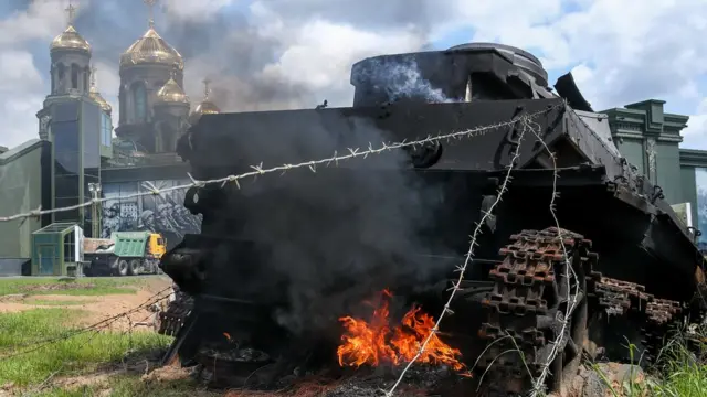 Волонтеры жалуются, что на новом месте с танками обращаются подчас очень грубо, даже поджигают во время публичных мероприятий
