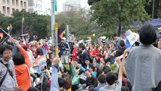主办单位提供3万多只特别设计的彩虹旗,分送给民众挥舞(BBC Chinese)。