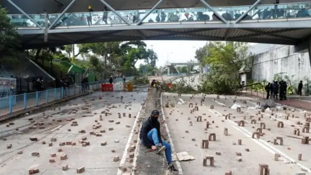 Pengunjuk rasa memasang penghambat jalan di dekat Chinese University of Hong Kong.