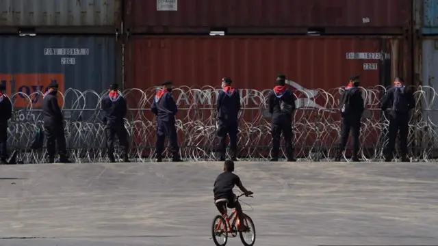 ตู้คอนเทนเนอร์ถูกเจ้าหน้าที่รัฐใช้เป็นเครื่องมือสกัดการนัดหมายชุมนุมของกลุ่มราษฎรในหลายโอกาส