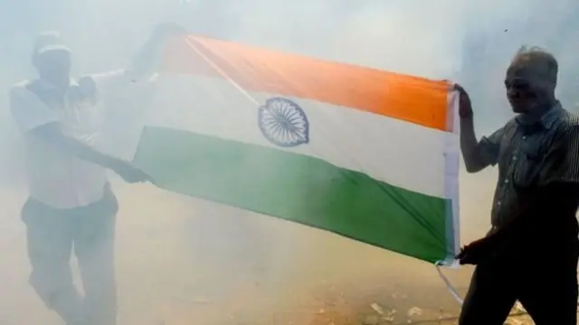 පාකිස්තානයේ කාශ්මීර් ප්රදේශයට ගුවන් ප්රහාර එල්ල කිරීම පිළිබඳව බොහෝ ඉන්දියානුවෝ ඔහුට ප්රසංශා කළහ.