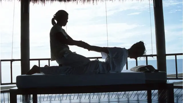 বডি ম্যাসাজ।