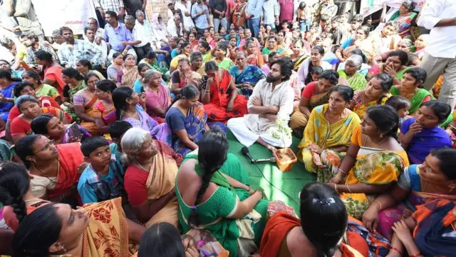 నిరసనకారులతో పవన్ కల్యాణ్