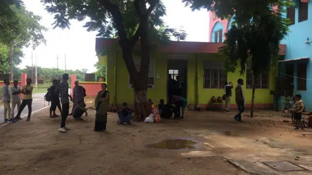 ஆக்ரா சிறையில் உறவினர்களை காணவந்த காஷ்மீரிகள்