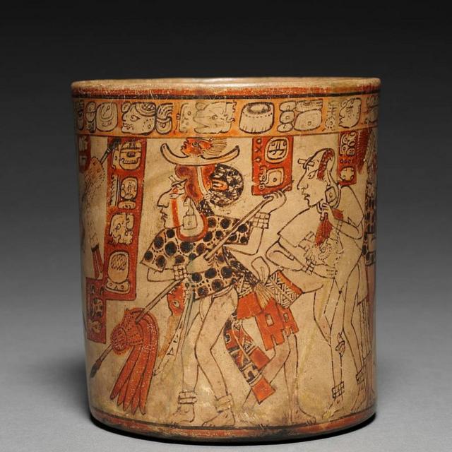 Recipiente con escena de batalla utilizado para beber una bebida de élite hecha de granos de cacao, 600-900 d.C.