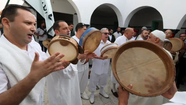 Kwamitin Sufi na taro da kade-kade da wakokin addini domin tunawa da Sidi Omar Boukhtiwa a birnin Tunis na Tunisia ranar Lahadi