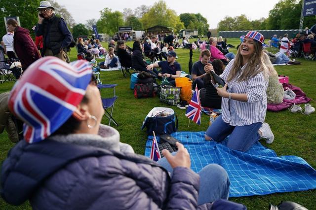 Members of the public get in the party mood in Hyde Park ahead of the Coronation