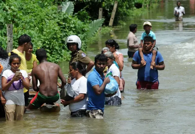 சுமார் 52 ஆயிரம் குடும்பங்களை சேர்ந்த சுமார் 2 லட்சம் பேர் பாதிக்கப்பட்டுள்ளதாக அரசு பேரிடர் முகாமைத்துவ மையம் தெரிவித்துள்ளது.