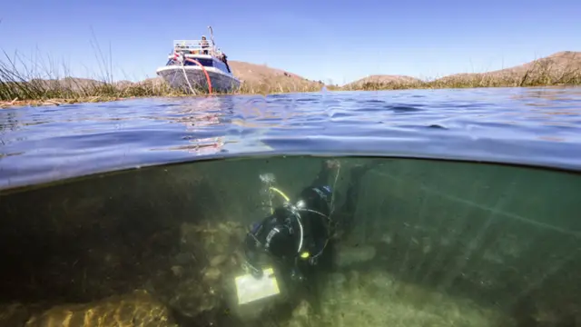 Buzo en el lago Titicaca