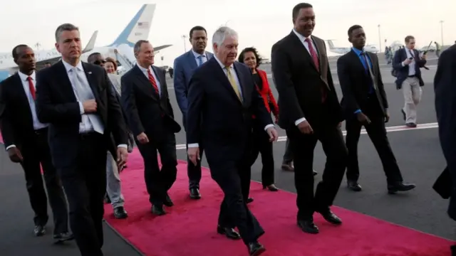 Minisita fun ọrọ ilẹ okeere lorilẹede Amẹrika, Ọgbẹni Rex Tillerson ati alaga ajọ isọkan Afirika n kuro ni papakọ ofurufu kan ni ilu Adis ababa