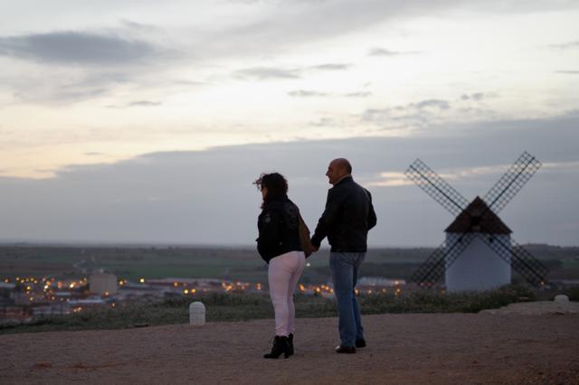 мужчина и жензина на фоне мельницы в Мота-дель-Куэрво