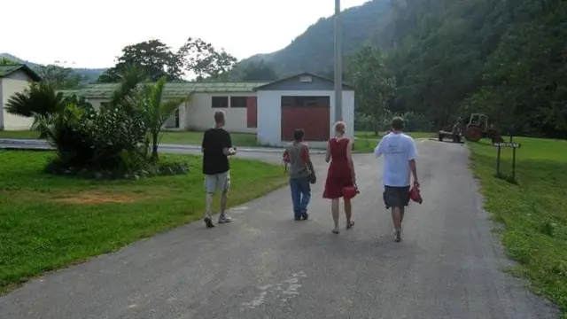 Том пригласил автора статьи и ее мужа посетить табачную плантацию, где он работал