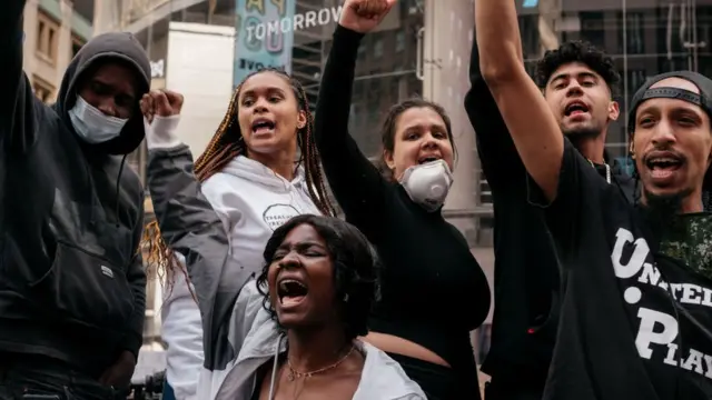 Manifestantes levantam os punhosbonus freebet slotprotesto contra o racismo