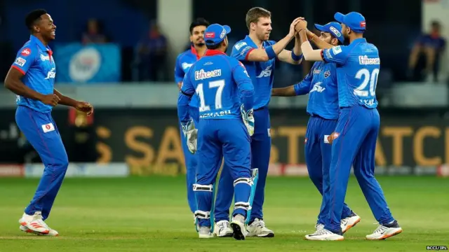 दिल्ली कैपिटल्स के खिलाड़ी विकेट का जश्न मनाते हुए