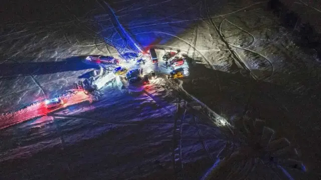 넓은 면적에 흩어져 있는 여객기 파편과 일부 승객 시신