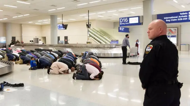 Muçulmanos rezarambetmotion reclameprotestogather no aeroportobetmotion reclameDallas, no Texas,betmotion reclamejaneiro deste ano