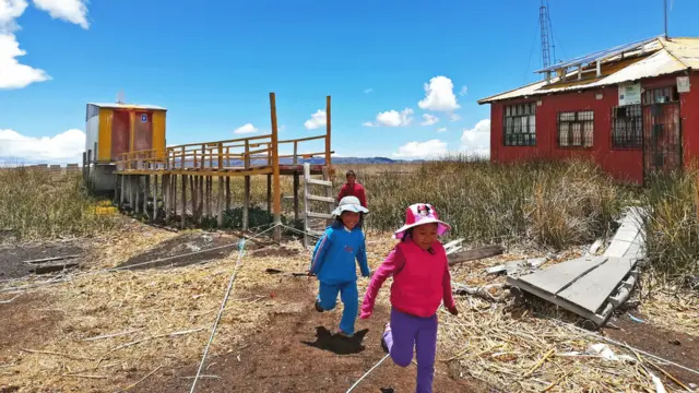 Niños corriendo en la escuela