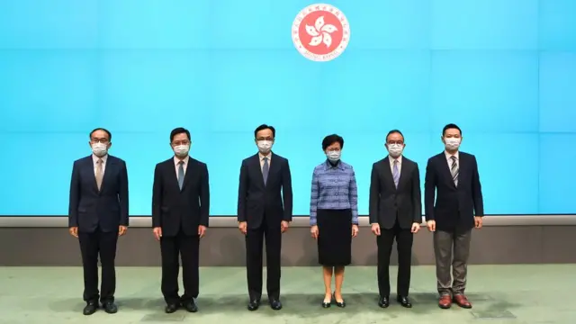 林郑月娥与其他政府官员合照（22/4/2020）