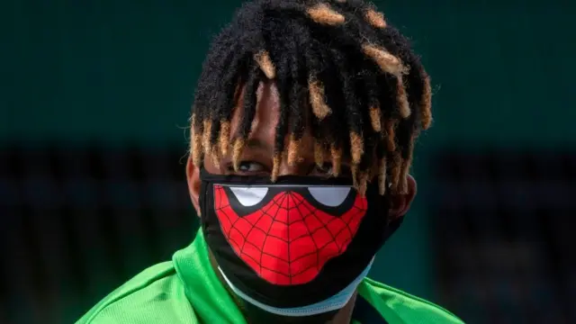 Панамец в маске